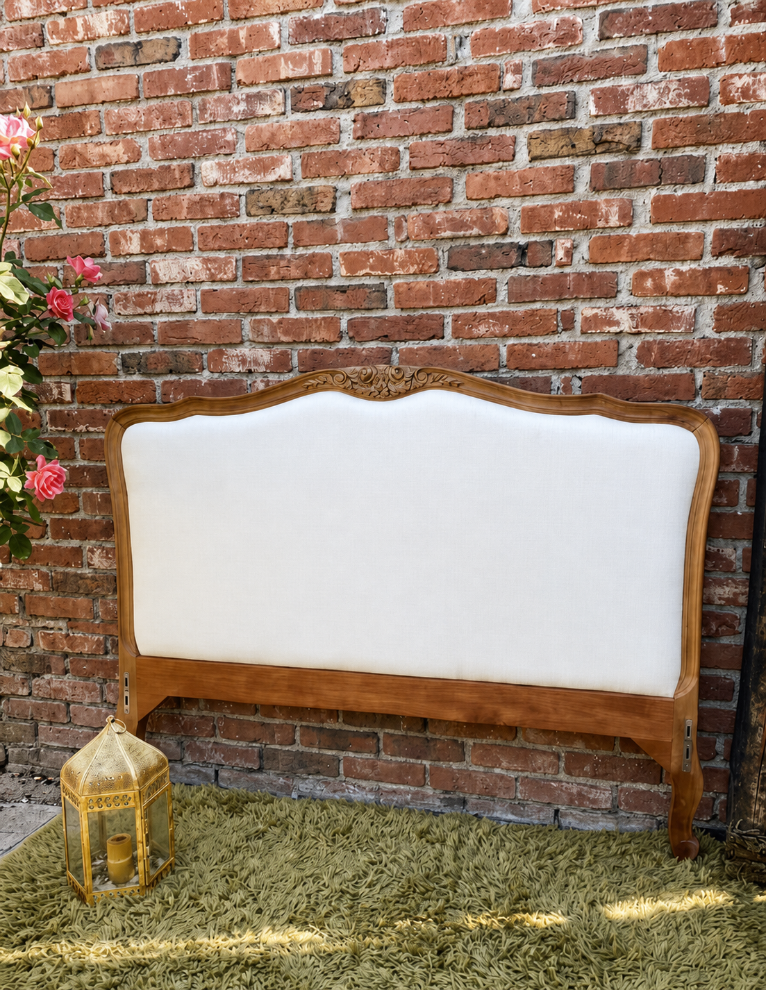 Respaldo de cama restaurado con tapizado blanco